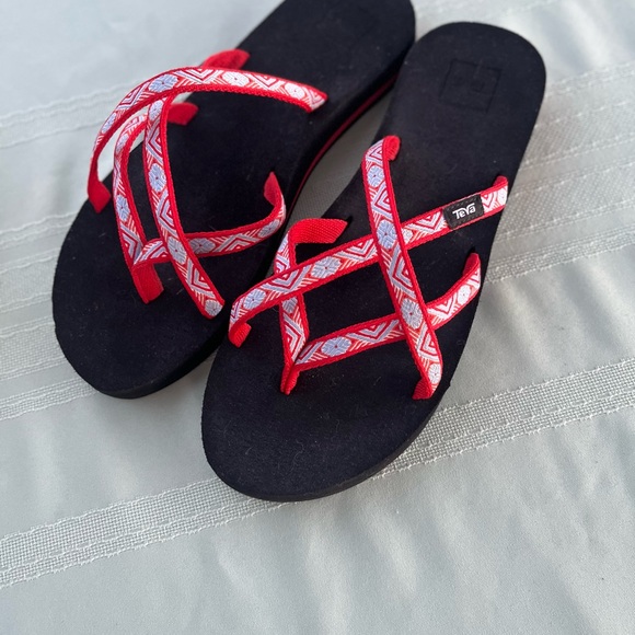 Teva Red and White Patterned Strappy Flip Flops size 11 - Picture 2 of 5